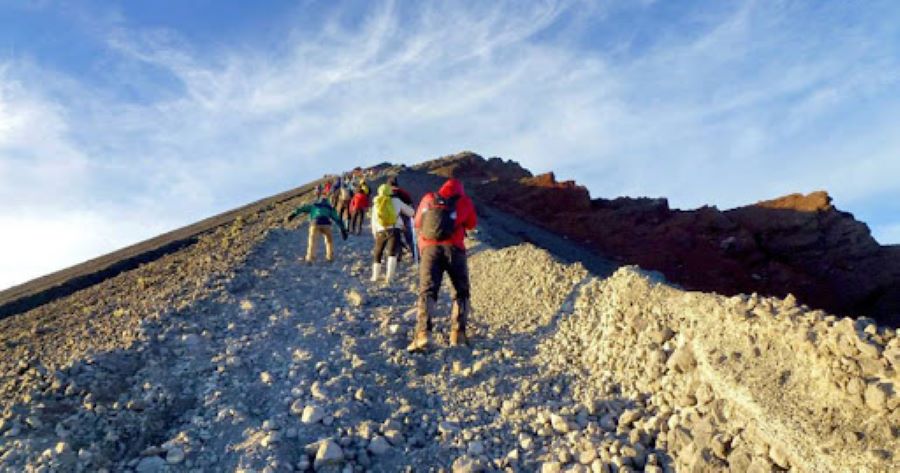 Mount Rinjani Hike untuk Keluarga: Tips dan Pertimbangan Penting
